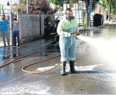  ??  ?? Un operario procede a la limpieza de los exteriores del CEIP Tartessos.