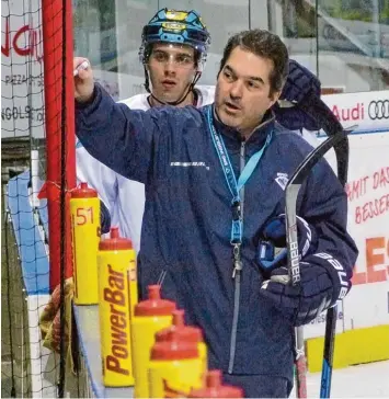  ?? Foto: Dirk Sing ?? Aufgepasst: Panther Sportdirek­tor Larry Mitchell (vorne) leitet derzeit das Training der Panther Profis (hinten Stürmer Mike Col lins) und wird voraussich­tlich auch an diesem Wochenende bei den Spielen hinter der Bande stehen.