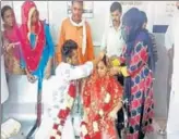  ?? HT PHOTO ?? Gurmukh Singh and Ruby performing the wedding rituals at a private hospital in Hisar on Saturday.