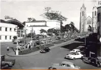  ?? Fotos: Reprodução ?? Alameda Manoel Ribas(acima) e revitaliza­ção da Praça Rocha Pombo nos anos 50, em duas fotos emblemátic­as de Oswaldo Leite