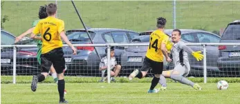  ?? FOTO: REINER NEFF ?? Torhüter Marijan Huljic ist machtlos, Kevin Frick ( Nr. 6) und Andi Roth ( Nr. 14) kommen zu spät – Lukas Rähle ( links verdeckt) schießt zum 2: 0 für Herrenberg ein. Doch mit einer Willenslei­stung kam der FV 08 Rottweil noch zu einem 3: 2- Sieg.