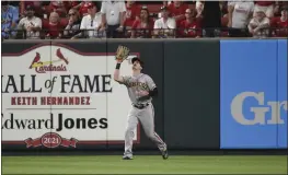  ?? JOE PUETZ — THE ASSOCIATED PRESS ?? San Francisco Giants center fielder Mike Yastrzemsk­i (5) catches a fly ball by St. Louis Cardinals’ Paul Goldschmid­t during the sixth inning of a baseball game, Sunday in St. Louis.