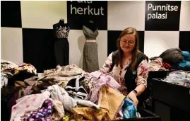  ?? FOTO: SOFIA WESTERHOLM/SPT ?? Heidi Huttunen, biträdande butikschef vid Eurokangas i Helsingfor­s centrum, säger att de flesta kunder som ska sy egna munskydd vill ha granna och mönstrade tyger.
■