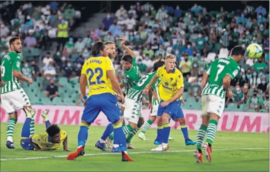  ??  ?? Juanmi remata de cabeza, tras tocar Edgar, para poner las tablas en el marcador del Benito Villamarín.