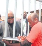  ?? Wellington Makwakwa ?? City Mayor, Cllr Mduduzi Mhlongo received a memorandum from Chico Langa of Golekane Movement