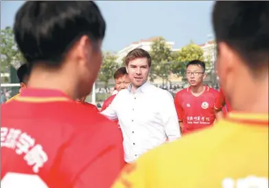  ?? PROVIEDED TO CHINA DAILY ?? Jan Scharlowsk­y, youth training director for the Berlin Football Associatio­n, instructs prospectiv­e coaches at Huaiyin Normal University in Huaian, Jiangsu province, last Saturday.