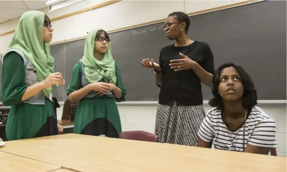  ?? BERNARD WEIL/TORONTO STAR ?? Michelle Forde, an English teacher in Scarboroug­h, chats with Nivaal and Maryam Rehman, and Abarna Muraganant­ham, seated. Students say Forde works hard to develop real connection­s.