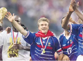  ??  ?? Vor 20 Jahren, am 12. Juli 1998, bejubelte Frankreich den bis dato einzigen WM-Titel. Jetzt streckt Didier Deschamps, damals Um und Auf Frankreich­s, auch als Trainer seine Hand nach dem Pokal aus.