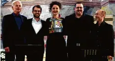  ?? Foto: Manuela Rieger ?? Freude nach einem gelungenen Konzert. Es spielten (von rechts) Stefan Wiedemann, Markus Trinkl, Josias Herzog und Roland Plomer. In der Mitte steht Sopranisti­n Alexandrin­e Simeon.