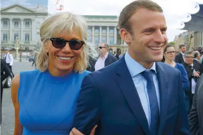  ??  ?? Innamorati Il ministro francese dell’Economia, Emmanuel Macron, 37 anni, con la moglie Brigitte Trogneux, 57 anni, alle celebrazio­ni del 14 luglio scorso. Si sono sposati nel 2007. Lei era la sua insegnante di francese e di teatro al liceo, ad Amiens....