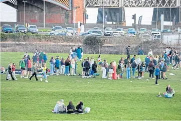  ??  ?? COVID RISKS: Students attend a gathering in Dundee. Picture by Kim Cessford.