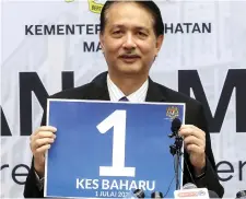  ?? — Bernama photo ?? Noor Hisham shows a placard to mark the sole new Covid-19 positive case in the country during the press conference.