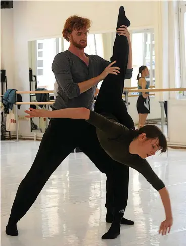  ?? FOTO: JENSEN ZLOTOWICZ ?? Das Tanz- und Liebespaar Juliette Odiet und Jesse Cornelis probiert einen Pas de deux zur Chaconne von Johann Sebastian Bach. Im Hintergrun­d: Karin Honda, die mit Filip Clefos ebenfalls Teile des Stückes tanzt.