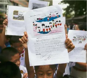  ?? — AFP ?? Happy they are out: Pupils giving moral support to the boys and their coach at the Chiang Rai Prachanukr­oh hospital.