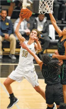  ?? STAFF PHOTO BY ROBIN RUDD ?? Bradley Central’s Jamaryn Blair drives for a layup against East Hamilton on Tuesday at Bradley Central. The Bearettes beat the Lady Hurricanes 75-38.