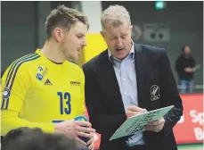  ?? FOTO: KRAM ?? Die Statistik ist wichtig für Vital Heynen, aber das Befinden seiner Spieler (li.: Libero Markus Steuerwald) ist es für den VfB-Trainer auch.