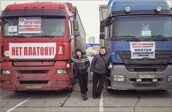  ?? FOTO: OKSANA JUJSKO ?? VäGRAR GE UPP. Lastbilsch­aufförerna Kirill Zjitnikov och Andrej Ogriskov bor på landsbygde­n utanför Archangels­k. De har lån på sina lastbilar och säger att vägavgifte­rna skulle innebära att de får sätta lapp på luckan.