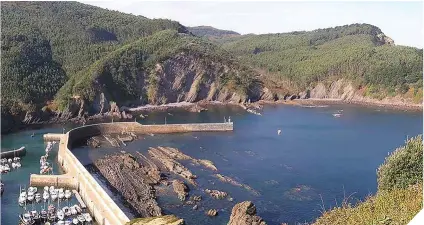  ??  ?? La playa de Lemóniz es uno de los lugares más bellos de todo el País Vasco. Las amenazas de ETA pudieron acabar con un lugar hermoso como pocos.