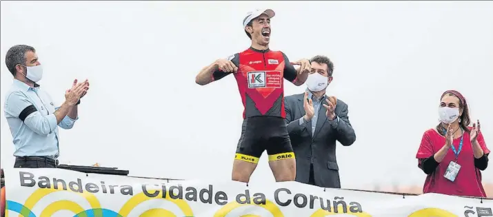  ?? FOTO: AITOR ARRIZABALA­GA ?? Gorka Aranberri, exhultante tras vestirse el mailot de líder de la eusko Label Liga conseguido ayer tras la victoria de Orio en la segunda jornada de la Banderia Cidade da Coruña