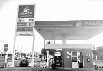  ?? MENDOZA ?? El plan del gobierno anterior era que Pemex le rentara sus instalacio­nes a las petroleras extranjera­s/ADRIÁN