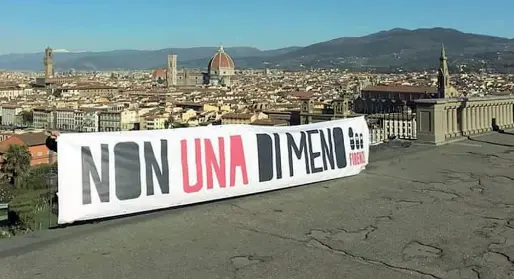  ??  ?? Lo striscione dell’associazio­ne «Non una di meno» steso a Piazzale Michelange­lo A destra, il Flò, il locale in cui erano le due ragazze americane prima dell’incontro con i carabinier­i