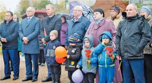  ??  ?? Маленькие жители Матырино вместе с Владимиром Терентьевы­м (в центре) и другими взрослыми дали старт работе станции обезжелези­вания.