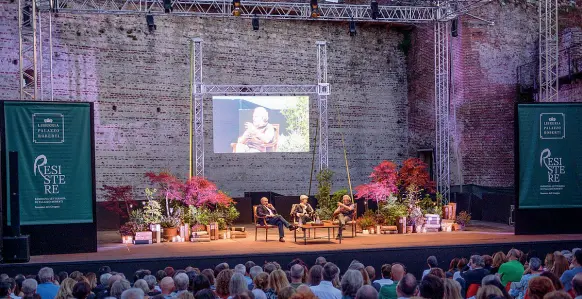  ?? ?? Gli incontri Un momento della rassegna «Resistere» al Castello degli Ezzelini. Sotto Roberto Saviano, ospite il 18 giugno e Romano Prodi che parteciper­à il 16 giugno