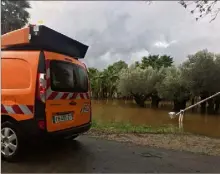  ??  ?? Les agents municipaux ont passé leur journée d’hier sur le quivive, en surveillan­ce du niveau des différents cours d’eau.