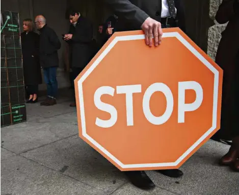  ?? (ANTHONY ANEX/KEYSTONE) ?? De gauche à droite de l’échiquier politique, les élus sont unanimes à vouloir empêcher l’explosion des primes en septembre prochain.