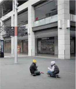  ?? Ferran Nadeu ?? Tiendas cerradas en un centro comercial de Barcelona.