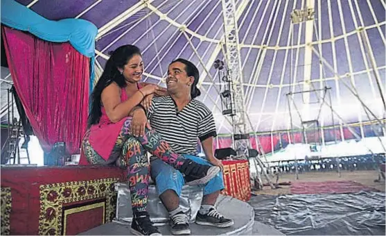  ?? (PEDRO CASTILLO) ?? Karen y Luisito. La contorsion­ista y el payaso del circo Merlín están en pareja desde hace nueve años.