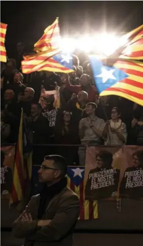  ??  ?? Aanhangers volgen midden december in Barcelona een toespraak van Carles Puigdemont via een videolink. Zijn partij, PDCat, zou grote reserves hebben bij zijn aanpak.