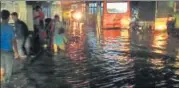  ?? KASHIF MASOOD/HT PHOTO ?? A waterlogge­d road in Basaveshwa­ra Nagar after heavy downpour in the city.