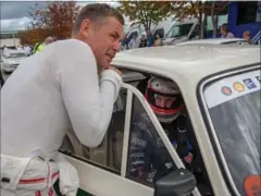  ??  ?? Tom Kristensen fik sig en snak med prins Joachim, inden det for alvor gik løs på Bellahøj.