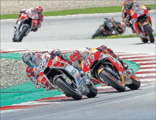  ??  ?? ADELANTAMI­ENTOS. En Austria, Márquez y Dovizioso ofrecieron un gran espectácul­o adelantánd­ose hasta trece veces a lo largo de la carrera.