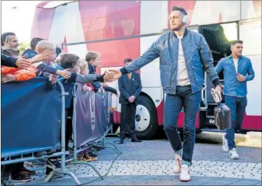  ?? ?? Ocampos saluda a unos niños en la llegada del Ajax a un partido.