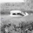  ??  ?? >El carro dentro del canal de riego.