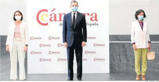  ?? JOSÉ JIMÉNEZ / EFE ?? La ministra de industria, Reyes Maroto; el rey Felipe y la presidenta del Santander, Ana Botín, en el pleno extraordin­ario de la Cámara de España.