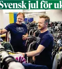  ?? FOTO: MIKAEL ANDERSSON ?? VÄLKOMNAR. Volontärer­na Sven Bergland och Sören Erkenborn med skänkta kläder.