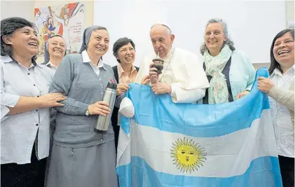  ?? ?? Mate y Bandera. El papa Francisco con integrante­s del Instituto de las Hijas de María Auxiliador­a.REUTERS