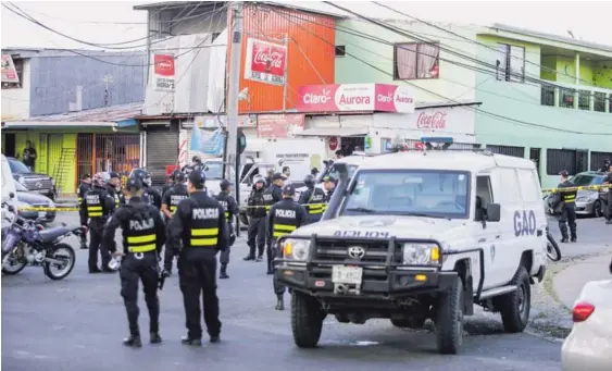  ?? FOTOS: ALEJANDRO GAMBOA ?? Unos 100 policías se movilizaro­n hasta el lugar de los hechos para tratar de controlar una turba que atacó a los oficiales.