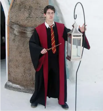  ?? PHOTO COURTOISIE ?? Lors d’événements dédiés à la saga, Kevin Goulet incarne toujours Harry Potter.