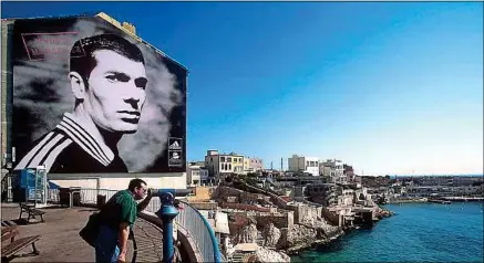  ??  ?? Pendant de longues années, le portrait de Zinédine Zidane, ici en 1999, a surplombé la Corniche de la cité phocéenne.