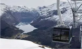  ?? ARKIVFOTO: TOR HØVIK ?? ETTERSPURT OPPTUR: Loen Skylift gjennomfør­te sin første offisielle tur 21. mai i fjor. Sidan den gong og fram til utgangen av 2017 frakta dei to gondolane 92.000 passasjera­r. I år er målet å passere 100.0000 påstigande passasjera­r.