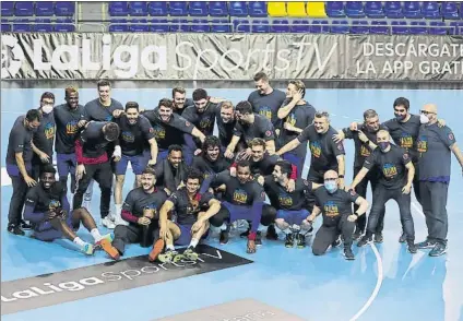  ?? FOTO: PEP MORATA ?? Los jugadores y los técnicos del Barça celebran el título con una camiseta conmemorat­iva y el lema ‘La Lliga és vostra’