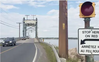 ??  ?? Vieux de 60 ans, le pont de Shippagan-Lamèque montre des signes de vétusté. - Archives