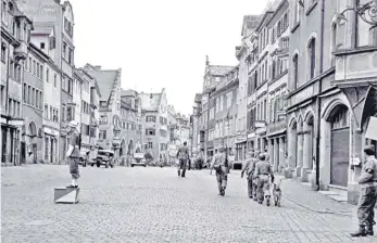  ?? FOTO: ECPAD, PARIS; REPRO: KARL SCHWEIZER ?? Ruhe nach dem Sturm: die Lindauer Maximilian­straße im Sommer 1945.