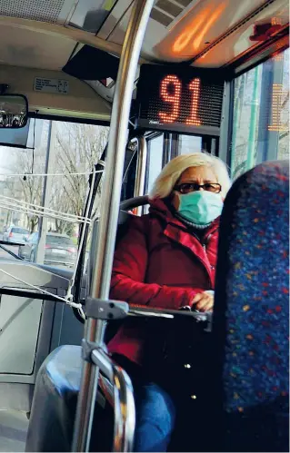  ??  ?? Le regole
I passeggeri Atm sono invitati a salire su bus e tram solo dalle porte centrali e posteriori