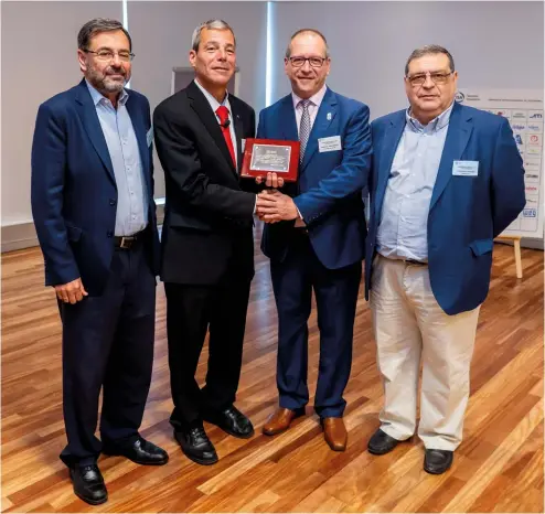  ??  ?? Paul Gruhn, durante la entrega del premio de ISA España a Profesiona­les a José Ignacio Armesto, junto a Francisco Díaz-andreu y Fernando Trucharte.