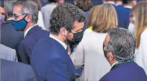  ?? ARABA PRESS ?? Arriba, Josep Lluís Trapero saluda al Rey. Abajo, Casado con Javier Godó.